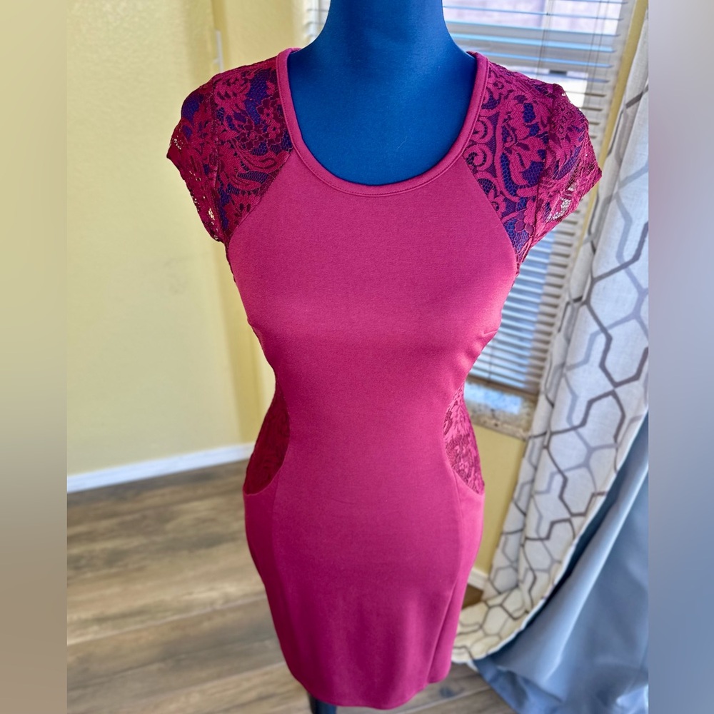 EUC Juniors' IZ Byer Wine Lace Bodycon Dress - Picture 6 of 15